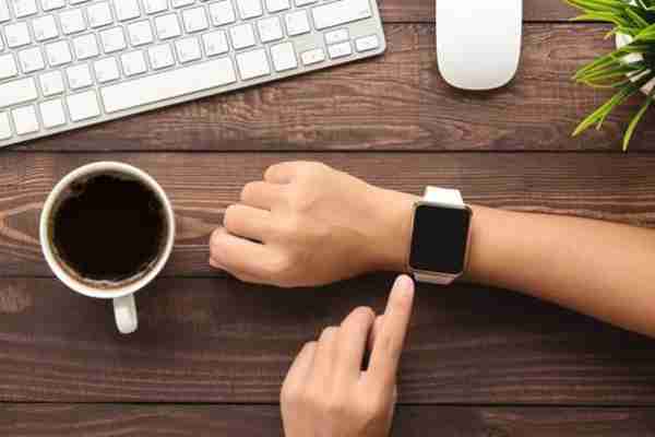 Smartwatch-ul nu mai esteconsiderat de multă vreme un accesoriu futurist sau un gadget la modă, ci unaccesoriu foarte util de care omul modern are nevoie, zi de zi, pentru a-i faceviaţa mai uşoară.