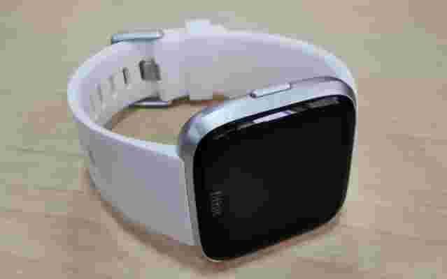 Versa Lite este fratele mai mic al smartwatch-ului Fitbit Versa, o versiune care ”sacrifică” două butoane pentru un preţ mai mic şi aceeaşi performanţă.